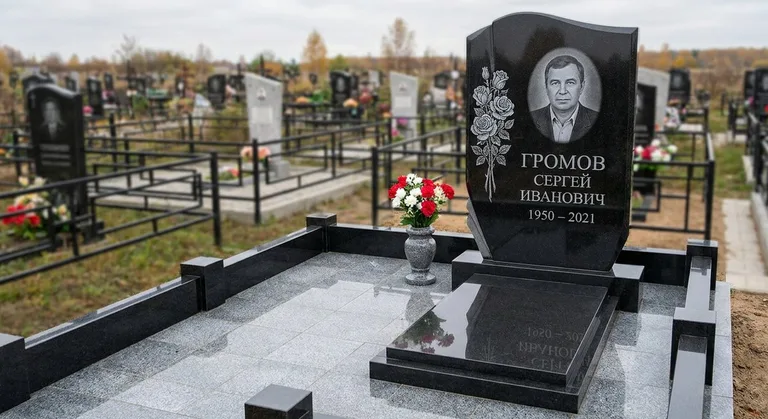 Памятник с гравировкой роз — выполненная работа «Громов» в Хабаровске