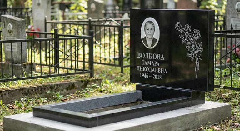 Памятник с гравировкой роз — выполненная работа «Волкова» в Хабаровске