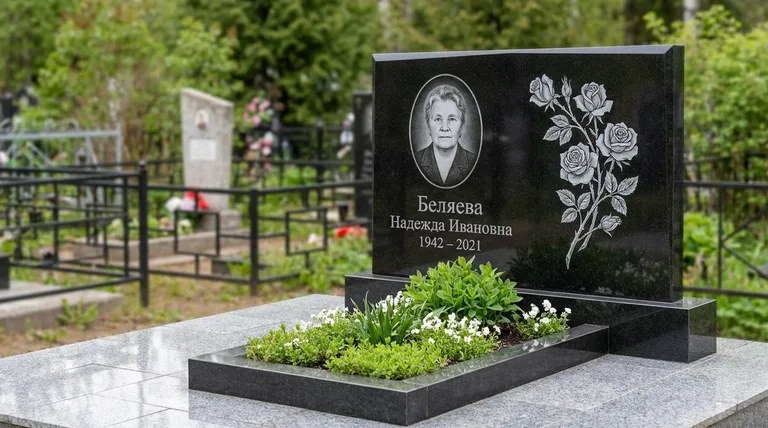 Памятник с гравировкой роз — выполненная работа «Беляева» в Хабаровске