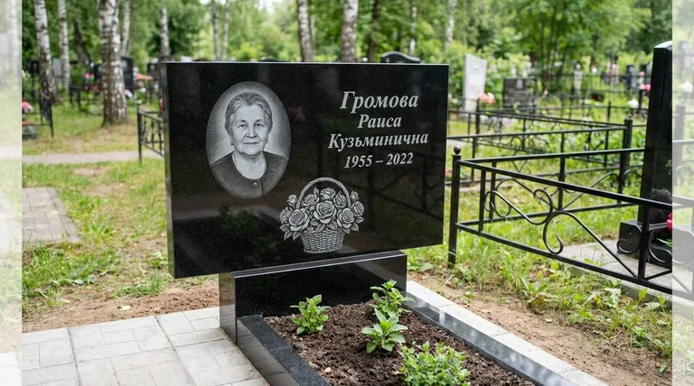 Памятник с гравировкой роз — выполненная работа «Громова» в Хабаровске