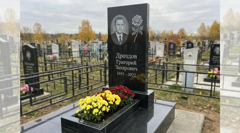 Памятник с гравировкой роз — выполненная работа «Дроздов» в Хабаровске