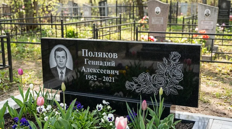 Памятник с гравировкой роз — выполненная работа «Поляков» в Хабаровске