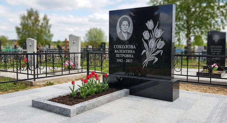 Памятник с гравировкой тюльпанов — выполненная работа «Соколова» в Хабаровске