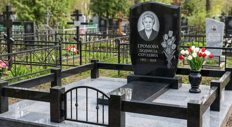 Памятник с гравировкой тюльпанов — выполненная работа «Громова» в Хабаровске
