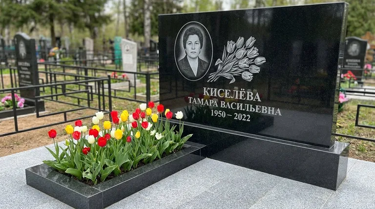 Памятник с гравировкой тюльпанов — выполненная работа «Киселёва» в Хабаровске