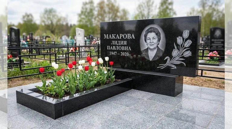 Памятник с гравировкой тюльпанов — выполненная работа «Макарова» в Хабаровске