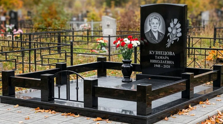 Памятник с гравировкой тюльпанов — выполненная работа «Кузнецова» в Хабаровске