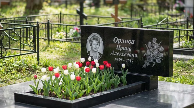 Памятник с гравировкой тюльпанов — выполненная работа «Орлова» в Хабаровске