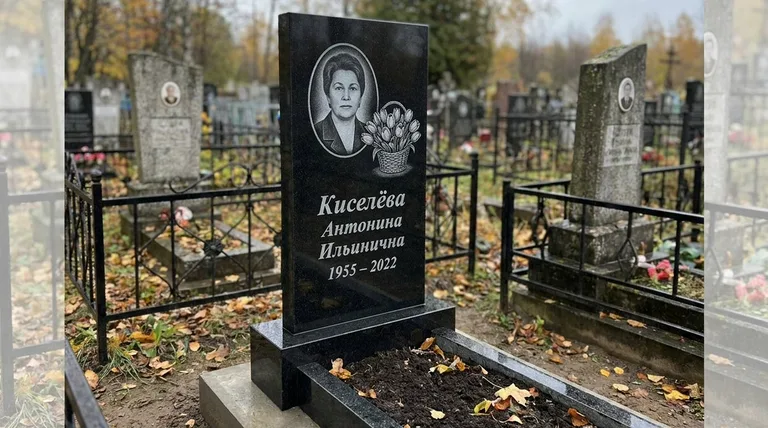 Памятник с гравировкой тюльпанов — выполненная работа «Киселёва» в Хабаровске