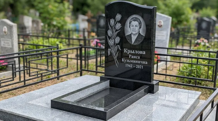 Памятник с гравировкой тюльпанов — выполненная работа «Крылова» в Хабаровске