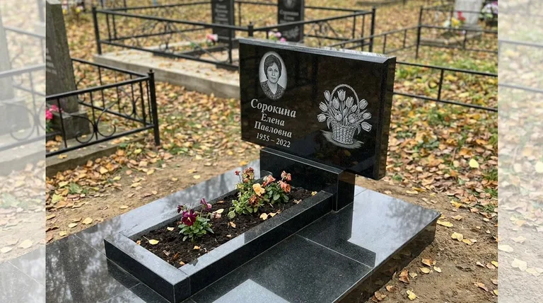Памятник с гравировкой тюльпанов — выполненная работа «Сорокина» в Хабаровске