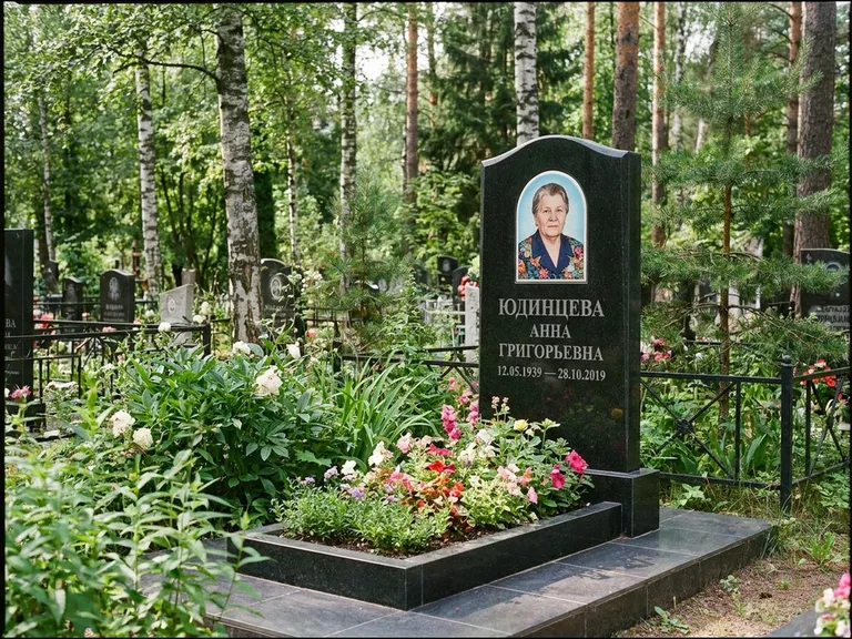 Овальный портрет на памятнике весной в Хабаровске