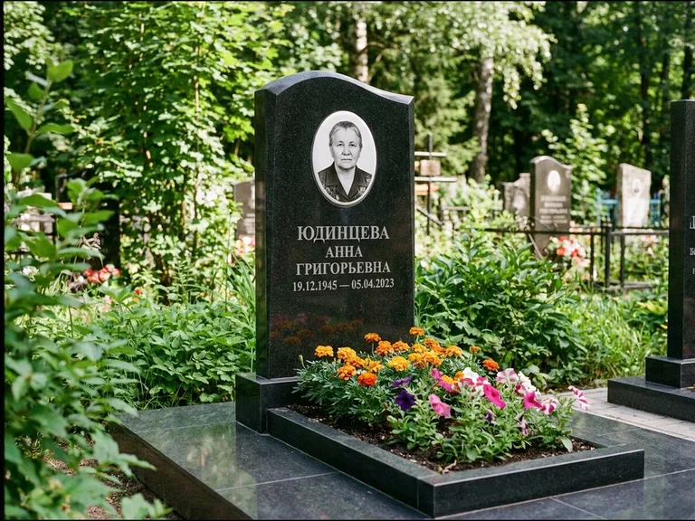 Овальный портрет на сером граните — работа «Юдинцева» в Хабаровске