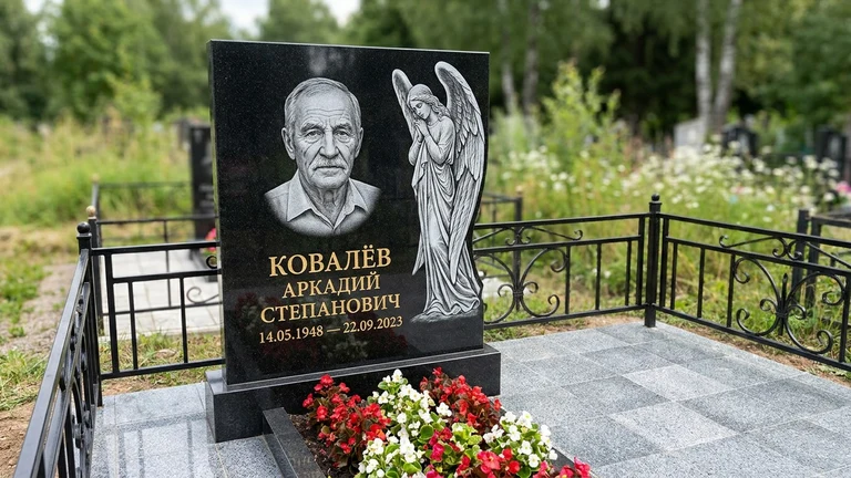 Гравировка ангела на памятник в Хабаровске — памятник из чёрного гранита с гравировкой