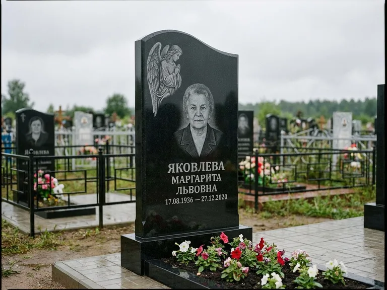 Памятник с гравировкой ангела — гравировка молящегося ангела в верхней части стелы, работа «Яковлева» в Хабаровске