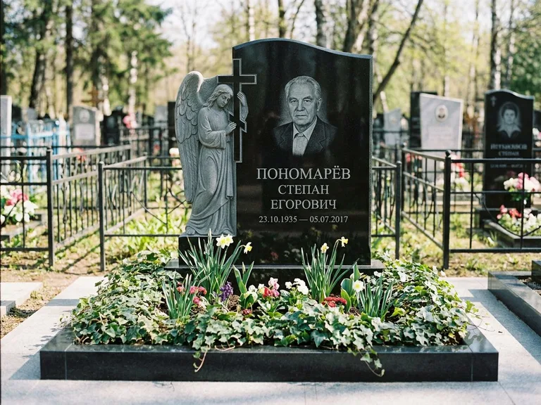 Памятник с гравировкой ангела — гравировка ангела с крестом рядом с эпитафией, работа «Пономарёв» в Хабаровске
