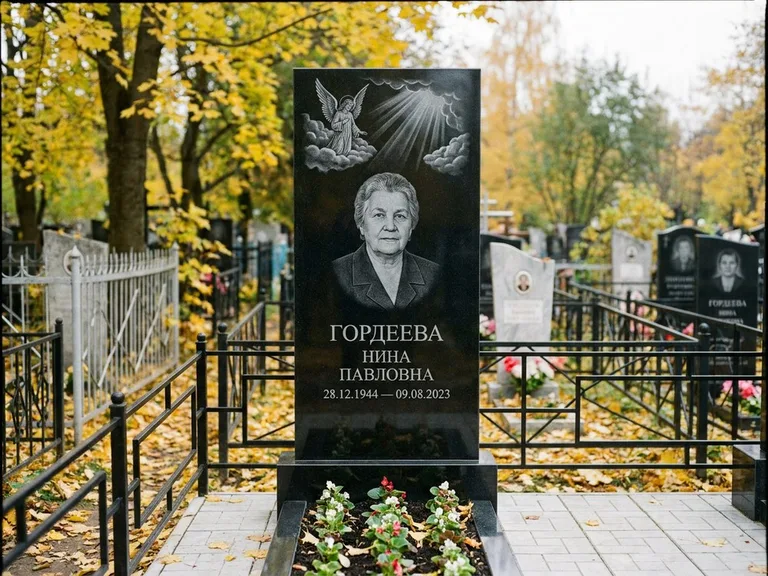 Памятник с гравировкой ангела — гравировка ангела в облаках с лучами над портретом, работа «Гордеева» в Хабаровске