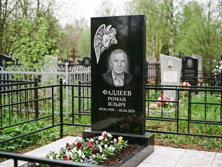 Памятник с гравировкой ангела — белая гравировка скорбящего ангела над портретом, работа «Фаддеев» в Хабаровске