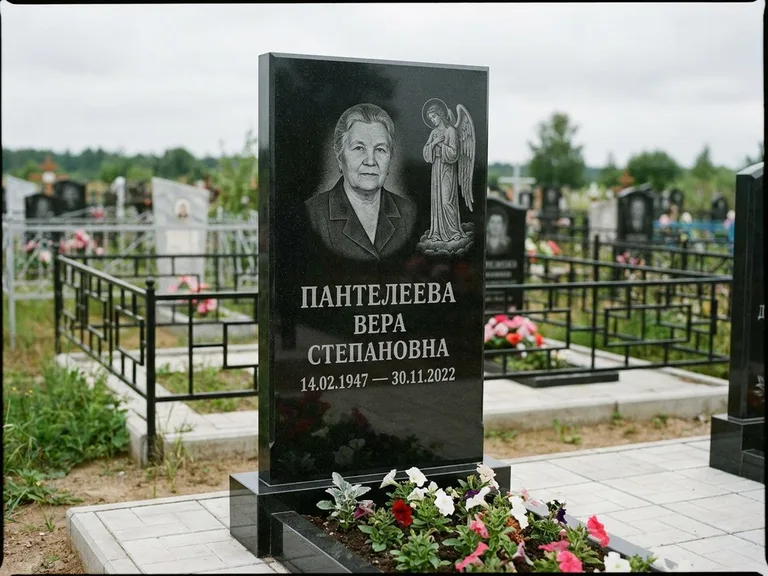 Памятник с гравировкой ангела — гравировка ангела-хранителя сбоку от портрета, работа «Пантелеева» в Хабаровске