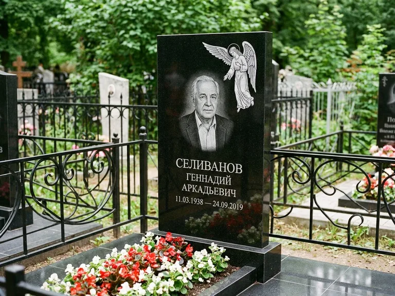 Памятник с гравировкой ангела — белая гравировка скорбящего ангела над портретом, работа «Селиванов» в Хабаровске