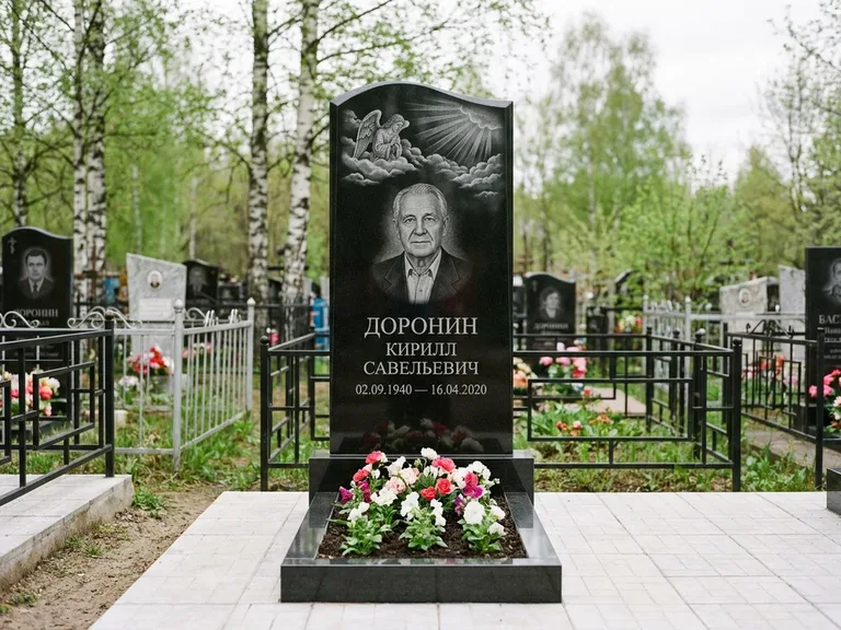 Памятник с гравировкой ангела — гравировка ангела в облаках с лучами над портретом, работа «Доронин» в Хабаровске