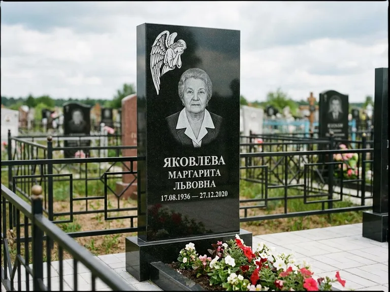 Памятник с гравировкой ангела — белая гравировка скорбящего ангела над портретом, работа «Яковлева» в Хабаровске