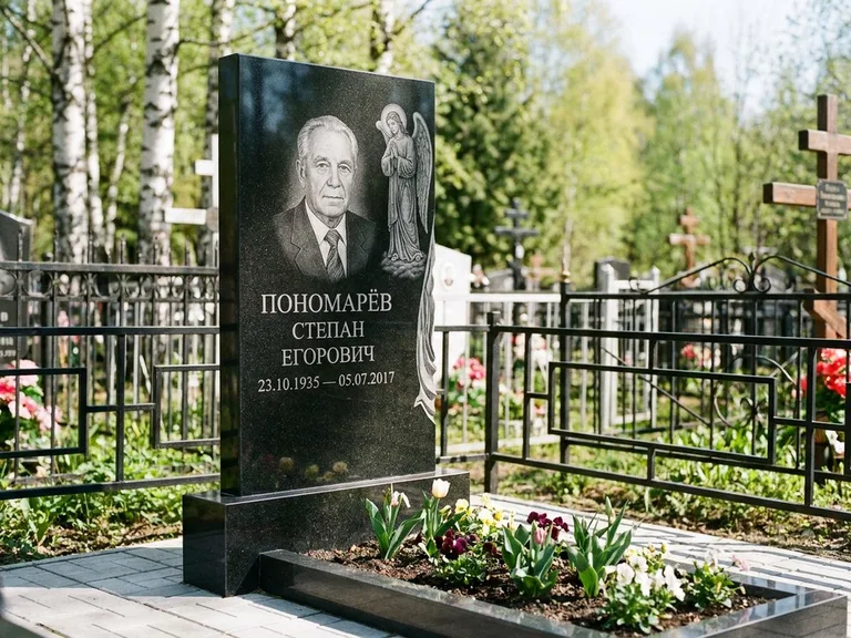 Памятник с гравировкой ангела — гравировка ангела-хранителя сбоку от портрета, работа «Пономарёв» в Хабаровске