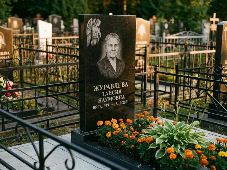 Памятник с гравировкой ангела — гравировка молящегося ангела в верхней части стелы, работа «Журавлёва» в Хабаровске