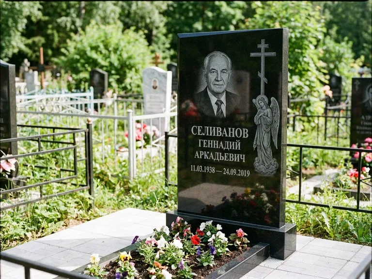 Памятник с гравировкой ангела — гравировка ангела с крестом рядом с эпитафией, работа «Селиванов» в Хабаровске