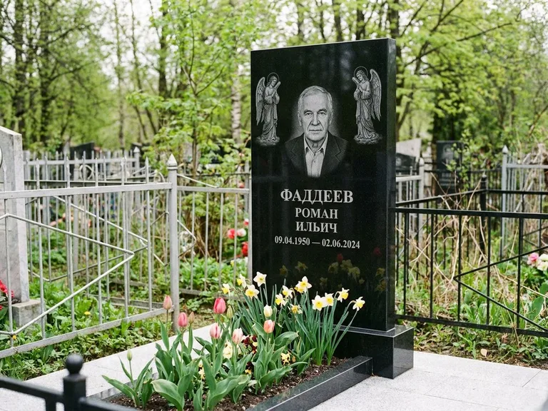 Памятник с гравировкой ангела — гравировка двух ангелов по сторонам портрета, работа «Фаддеев» в Хабаровске