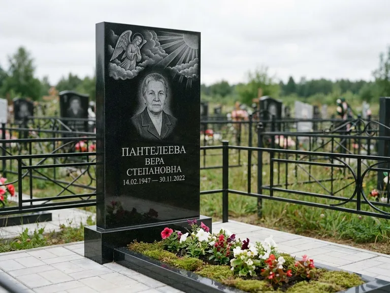 Памятник с гравировкой ангела — гравировка ангела в облаках с лучами над портретом, работа «Пантелеева» в Хабаровске