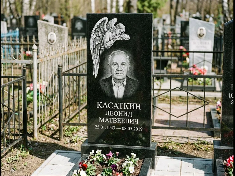 Памятник с гравировкой ангела — белая гравировка скорбящего ангела над портретом, работа «Касаткин» в Хабаровске