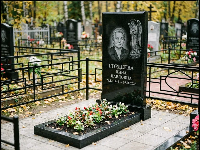 Памятник с гравировкой ангела — гравировка ангела-хранителя сбоку от портрета, работа «Гордеева» в Хабаровске