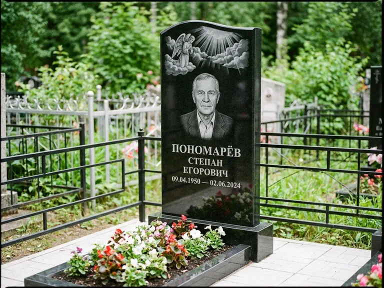 Памятник с гравировкой ангела — гравировка ангела-хранителя сбоку от портрета, работа «Лобанова» в Хабаровске