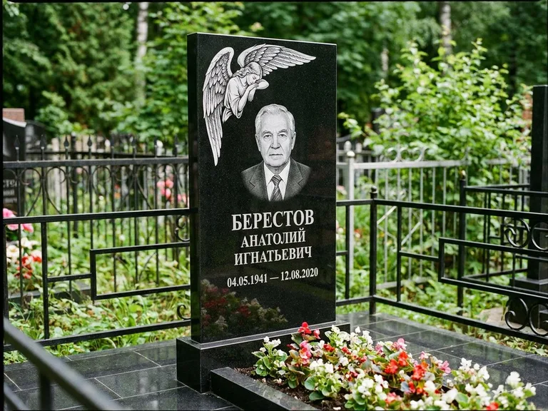 Памятник с гравировкой ангела — гравировка молящегося ангела в верхней части стелы, работа «Свиридов» в Хабаровске