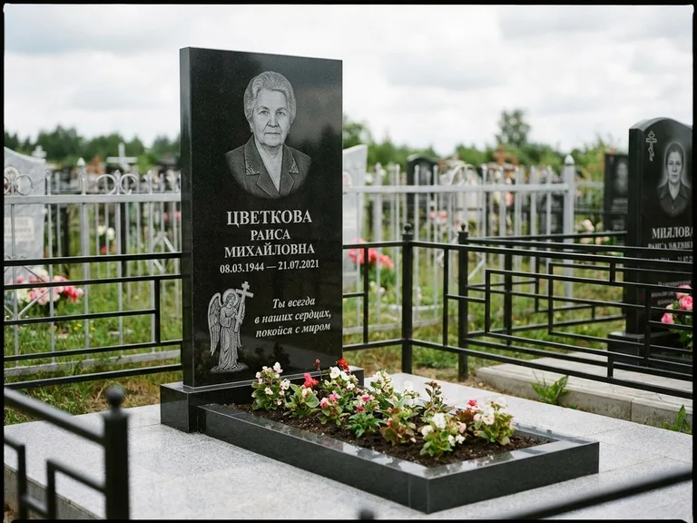 Памятник с гравировкой ангела — гравировка двух ангелов по сторонам портрета, работа «Яковлева» в Хабаровске