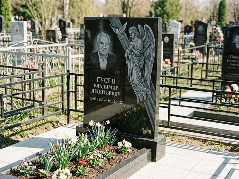 Памятник с гравировкой ангела — гравировка ангела в облаках с лучами над портретом, работа «Пономарёв» в Хабаровске