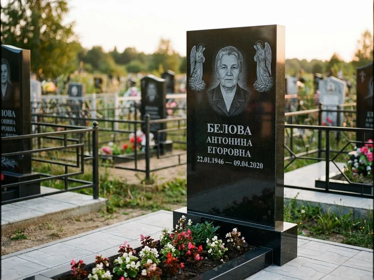 Памятник с гравировкой ангела — белая гравировка скорбящего ангела над портретом, работа «Журавлёва» в Хабаровске