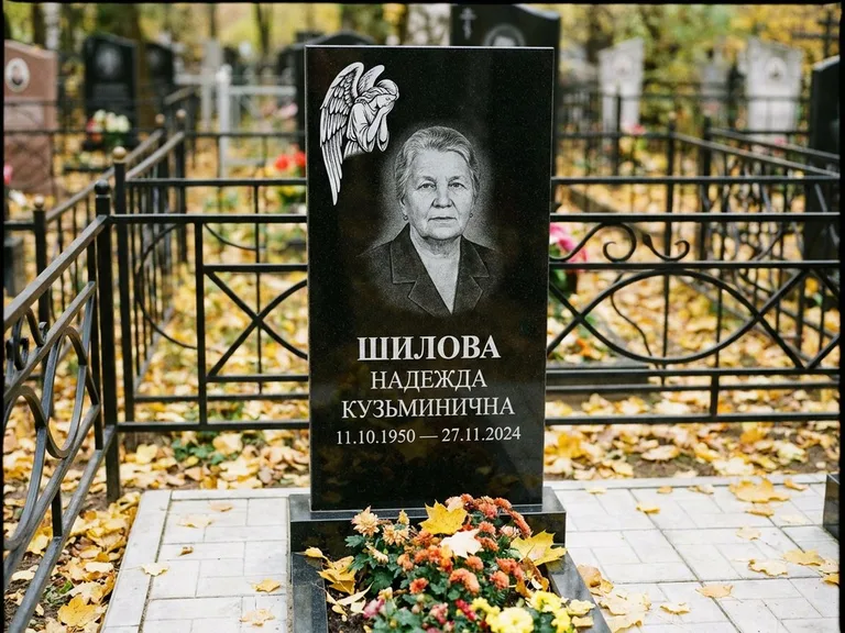 Памятник с гравировкой ангела — гравировка молящегося ангела в верхней части стелы, работа «Гордеева» в Хабаровске