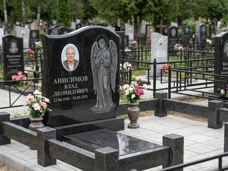 Памятник с гравировкой ангела — белая гравировка скорбящего ангела над портретом, работа «Свиридов» в Хабаровске