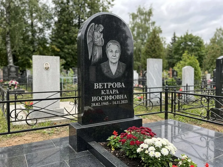 Памятник с гравировкой ангела — гравировка ангела-хранителя сбоку от портрета, работа «Игнатова» в Хабаровске