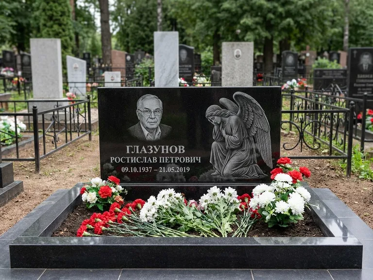 Памятник с гравировкой ангела — гравировка молящегося ангела в верхней части стелы, работа «Доронин» в Хабаровске