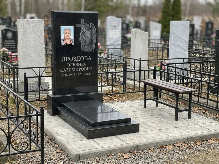 Памятник с гравировкой ангела — гравировка ангела с крестом рядом с эпитафией, работа «Яковлева» в Хабаровске