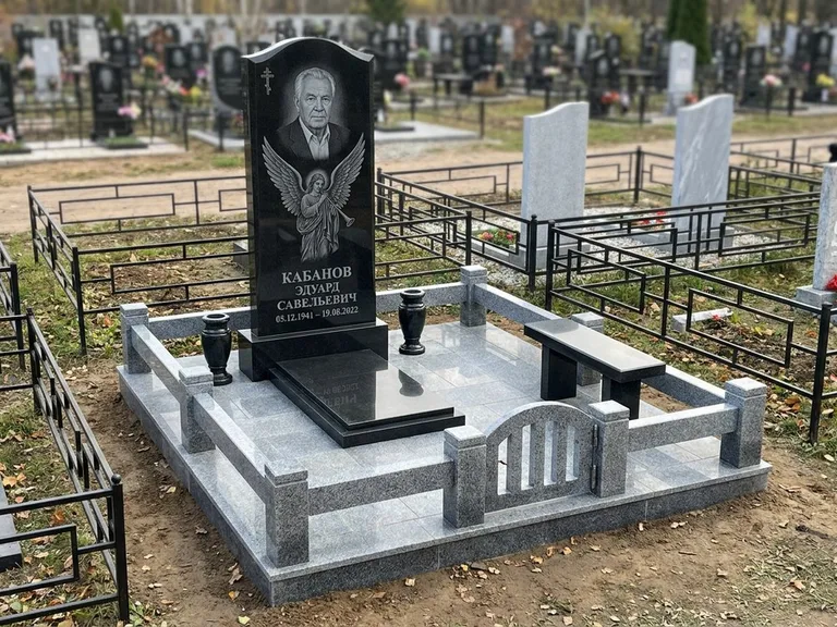 Памятник с гравировкой ангела — гравировка ангела с голубем по диагонали стелы, работа «Пономарёв» в Хабаровске