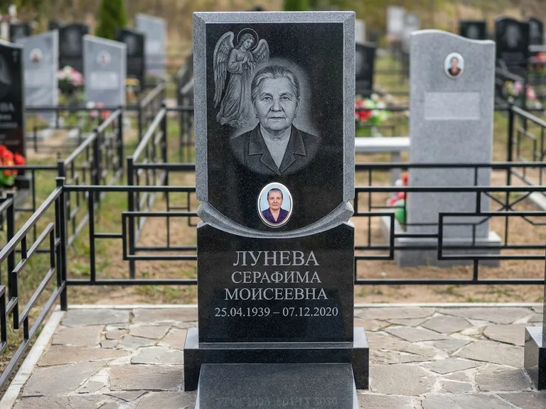 Памятник с гравировкой ангела — гравировка двух ангелов по сторонам портрета, работа «Журавлёва» в Хабаровске