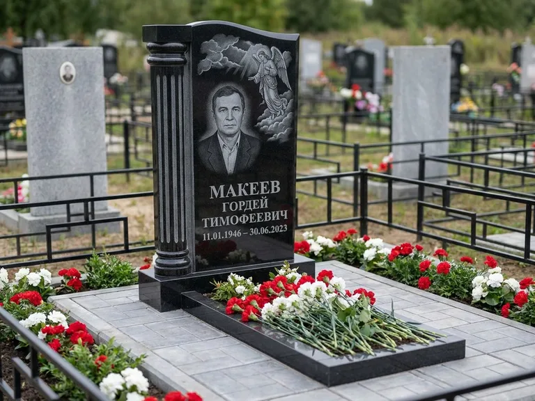 Памятник с гравировкой ангела — гравировка ангела в облаках с лучами над портретом, работа «Селиванов» в Хабаровске
