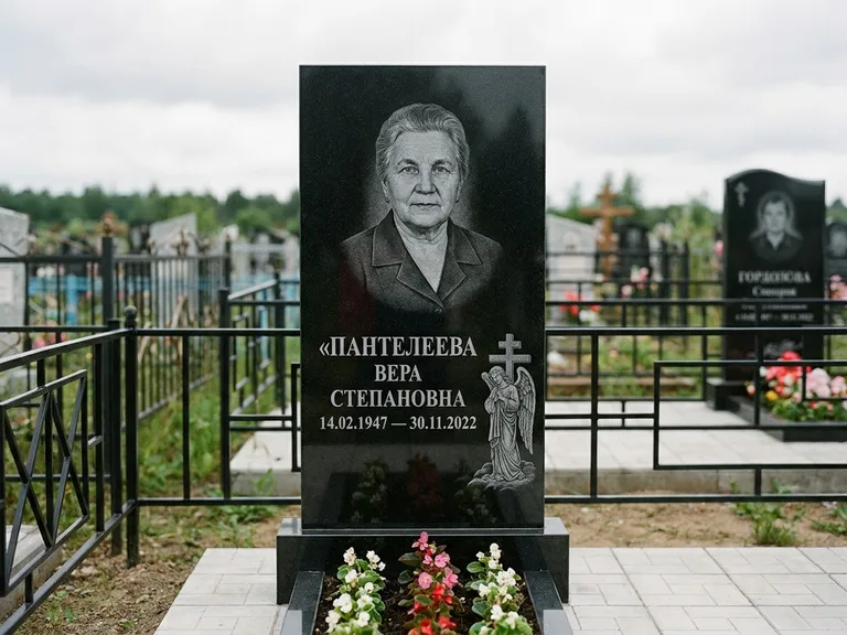 Памятник с гравировкой ангела — гравировка ангела с крестом рядом с эпитафией, работа «Пантелеева» в Хабаровске