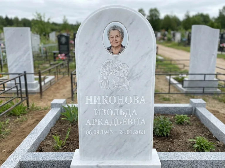 Памятник с гравировкой ангела — белая гравировка скорбящего ангела над портретом, работа «Гордеева» в Хабаровске