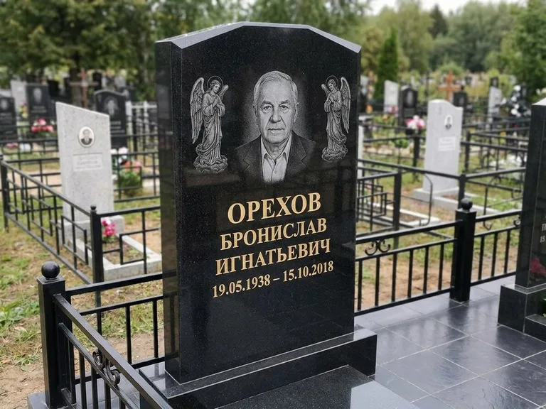 Памятник с гравировкой ангела — гравировка ангела-хранителя сбоку от портрета, работа «Фаддеев» в Хабаровске