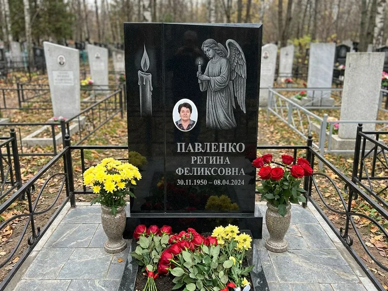 Памятник с гравировкой ангела — гравировка молящегося ангела в верхней части стелы, работа «Пантелеева» в Хабаровске